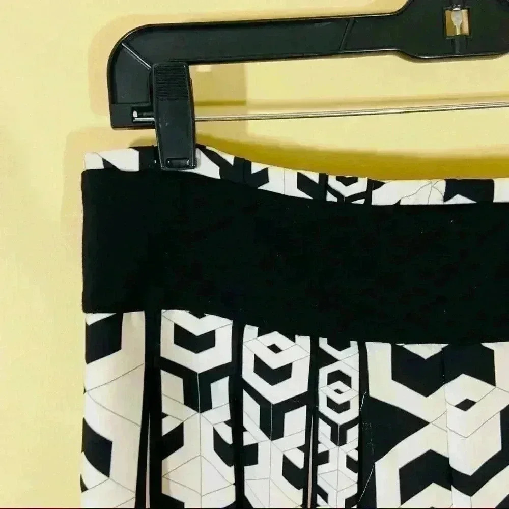 Diane Von Furstenberg Black/White Pleated Geometric Thick‎ Band Lined Mini Skirt - Picture 6 of 16